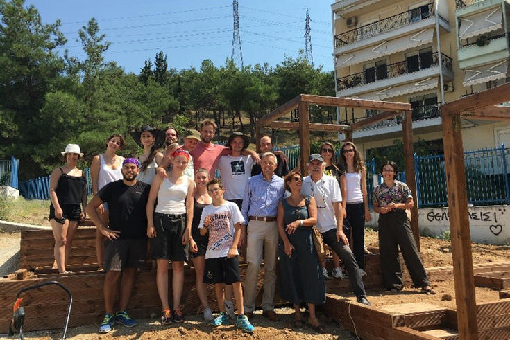 Zum Abschluss des Workshops besuchte der Generalkonsul der BRD, Walter Stechel (Mitte), die Baustelle und sprach den Studierenden seine Anerkennung aus. Rechts daneben: Olga Drossou, Direktorin der Heinrich Böll Stiftung in Thessaloniki, Prof. emer. Holm Kleinmann und die beiden Verfasserinnen des prämierten Wettbewerb Entwurfs, Danai Tamiolaki und Elpida Gianakou.<span>Foto: Jade HS</span>