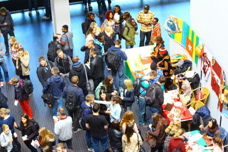 Buntes Treiben auf der Internationalen Woche. <span>Foto: Jade HS/Gaby Pfeiffer</span>