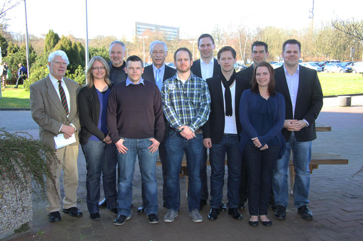 Prof. Dr. Dieter Godel (li., Vorstandsmitglied des Fördervereins), Prof. Dr. Uwe Weithöner (3. v. li., Vizepräsident der Jade Hochschule und Jürgen Thiedemann (5. v. li., Vorstandsmitglied des Fördervereins) freuen sich mit den Stipendiaten über die Auszeichnungen.