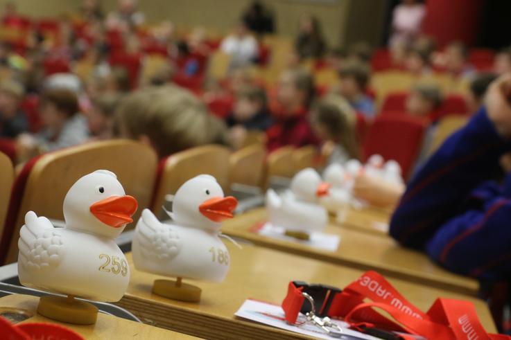 Auch Enten erzeugen beim Schwimmen Wellen – Deshalb bekamen die jungen Studierenden eine "Quietsche-Ente" als Präsent.