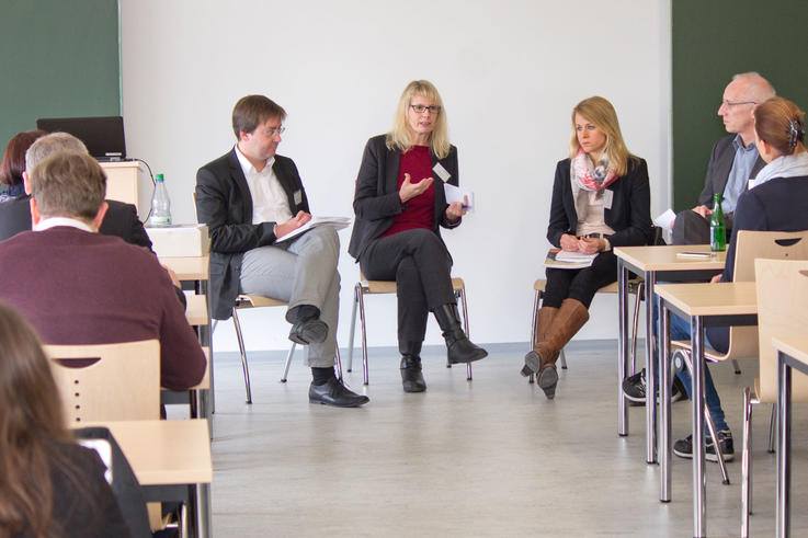 v.l. Christian Mihr (Reporter ohne Grenzen), Prof. Dr. Andrea Czepek, Laura Schneider (Deutsche Welle Akademie) und Prof. Dr. Markus Behmer (Universität Bamberg) bei der Diskussion zum Thema Ist Pressefreiheit messbar.<span>Foto: Sebastian Preiß</span>