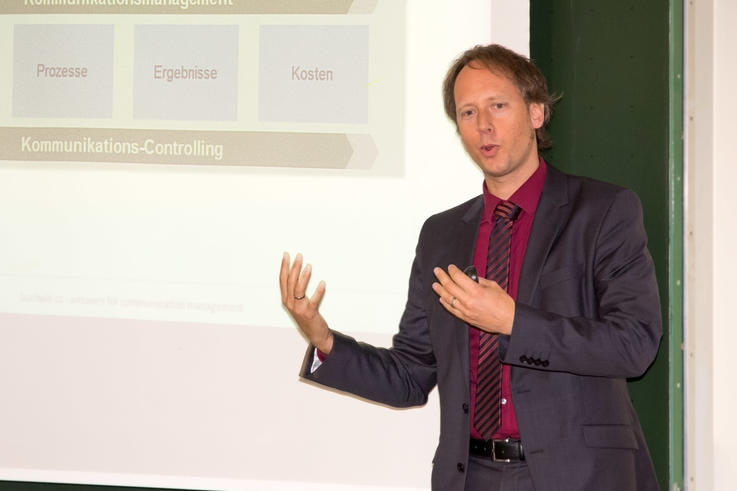 Dr. Mark-Steffen Buchele geht in seinem Vortrag der Frage nach, welche Bedeutung das Controlling für die Unternehmenkommunikation hat.