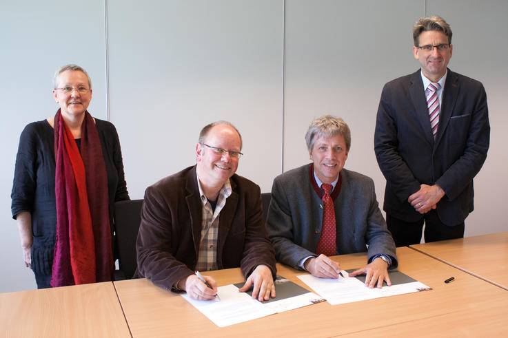 v.l. Brunhilde Wichert-Haslett, Carsten Henze, Dr. Elmar Schreiber und Dr. Walter Kühme.<span>Foto: Jade Hs/Gaby Pfeiffer</span>