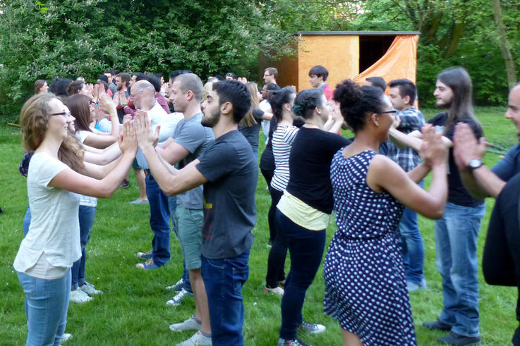 Kulturaustausch in der Praxis: Die Teilnehmer_innen tanzten zusammen drei traditionelle baskische Tänze. <span>Foto: Jade HS</span>