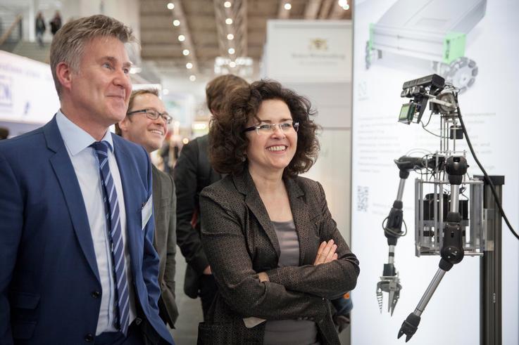 Prof. Dr. Thomas Lekscha präsentiert Wissenschaftsministerin Gabriele Heinen-Kljajić die Exponate den Gemeinschaftsmessestand des Landes Niedersachsen.