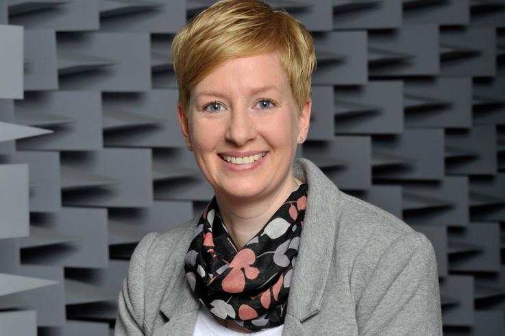 Anne Schlüter, wissenschaftliche Mitarbeiterin am Institut für Hörtechnik und Audiologie der Jade Hochschule, wurde an der Fakultät für Mathematik und Naturwissenschaften der Universität Oldenburg als erste weibliche Absolventin des Studienganges „Hörtechnik und Audiologie“ erfolgreich promoviert.<span>Foto: Silke Goes</span>