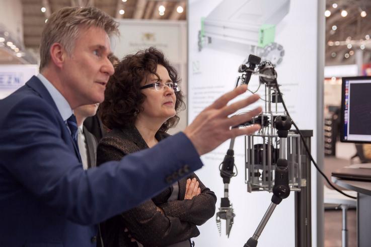 Prof. Dr. Thomas Lekscha präsentiert Wissenschaftsministerin Gabriele Heinen-Kljajić die Exponate den Gemeinschaftsmessestand des Landes Niedersachsen.