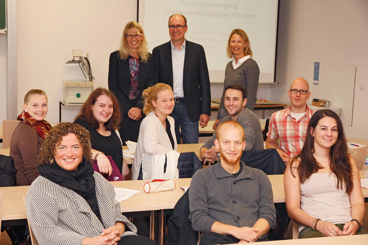 Dr. Andrea Czepek (hinten links), und der Studiengangsleiter, Prof. Dr. Knut Barghorn (daneben rechts), begrüßten am Montag die ersten Studierenden des Master-Studiengangs „Management digitaler Medien (MDM)“.