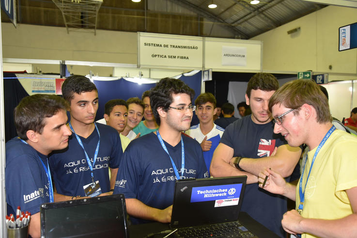 Student Frederik Sommerfeld (re) erläutert interessierten Studenten die GNU Radio Software.