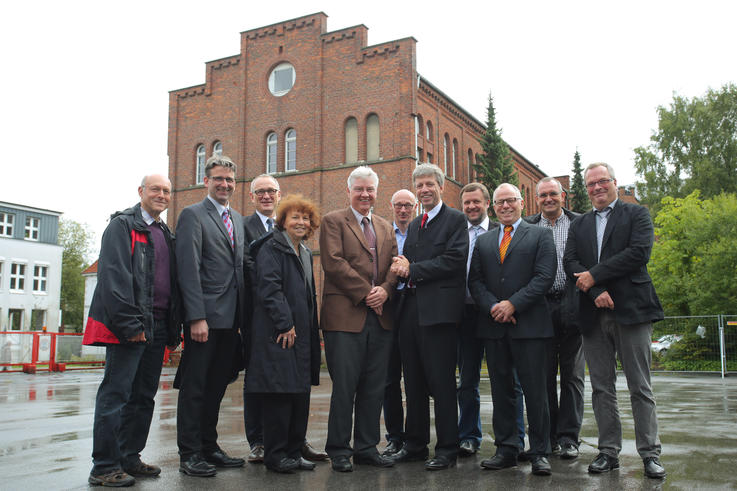 (v.l.) Erwin Rasch, Dr. Walter Kühme, Prof. Dr.-Ing. Manfred Weisensee (alle Jade Hochschule), Cornelia Marquardt-Radloff, Klaus-Erich Meyer (beide Oberfinanzdirektion Niedersachsen), Prof. Dr.-Ing. Hero Weber, Dr. Elmar Schreiber, Prof. Thomas Wegener (alle Jade Hochschule), Dr. Rüdiger Schönfeld (Evangelisches Krankenhaus), Carsten Steinbrenner (Universität Oldenburg), Axel Müller (Stadt Oldenburg)