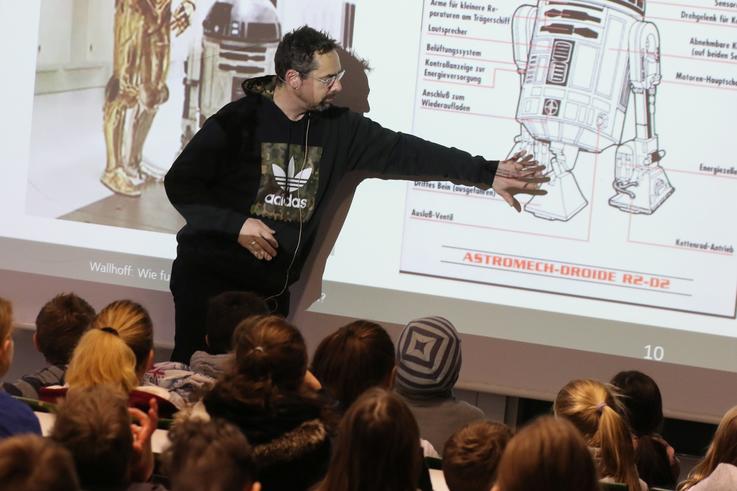 Prof. Dr. Frank Wallhoff erklärt die Funktionen von R2D2 - ein den Schüler_innen wohlbekannter Roboter. <span>Fotos: Piet Meyer/Jade HS</span>