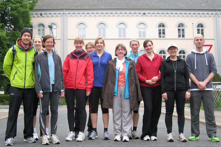 Elf Mitarbeiterinnen und Mitarbeiter nahmen am vergangenen Dienstag an dem Lauftraining von Clemens Jesse (li.) teil.