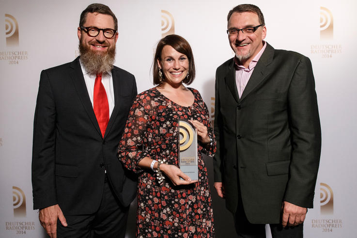 Laudator Kai Diekmann (li) überreichte den Radiopreis für die Beste Reportage an Karoline Scheer und Gerald Perschke von MDR Sputnik. <span>Foto: NDR/Morris Mac Matzen</span>