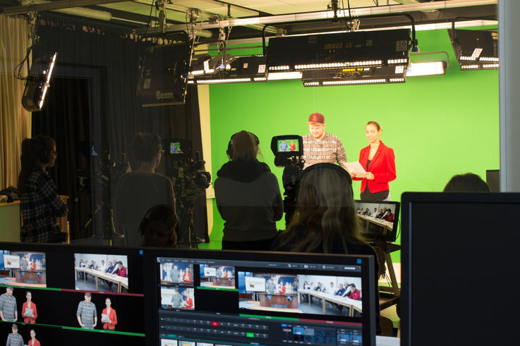 Studierende produzieren ihre Sendung im Studio der Jade Hochschule.