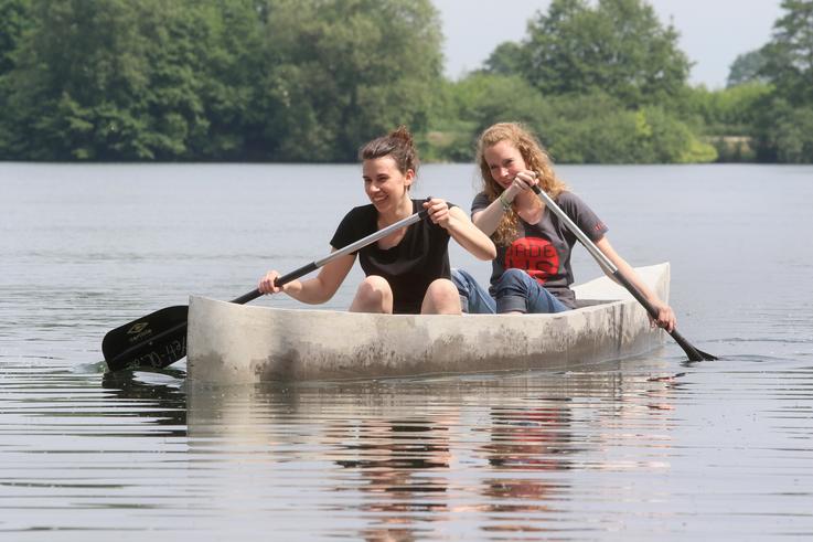 Katja Gehring (vorne) und Jacqueline Schulte starten bei der Regatta für die Jade Hochschule. <span>Foto: Piet Meyer/Jade HS</span>