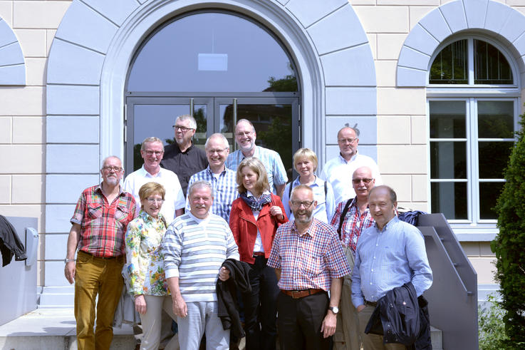 13 ehemalige Archtitekturstudierende besichtigen nach 35 Jahren ihre ehemalige Hochschule.