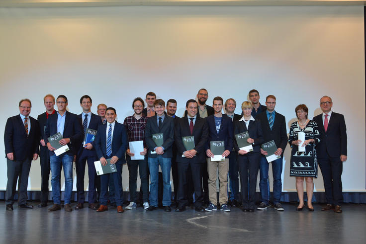 Die Absolvent_innen des Fachbereichs Wirtschaft mit Hochschulpräsident Prof. Dr. Manfred Weisensee (li.), Studiendekan Prof. Dr. Matthias Kirspel (2.v.re.) und Pro-Dekan Prof. Dr. Enno Schmoll (re.). <span>Foto: Axel Biewer</span>