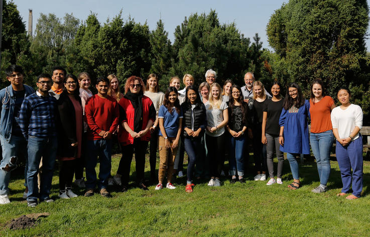 Die Teilnehmer_innen der Media School Nepal Germany 2017 mit ihren Dozent_innen. <span>Foto: Jade HS</span>