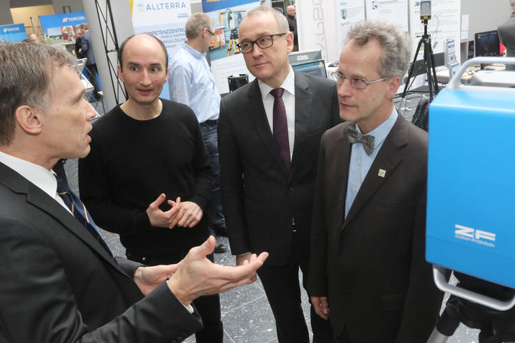 Prof. Dr. Thomas Luhmann (li.), Direktor des Instituts für angewandte Photogrammetrie und Geoinformatik der Jade Hochschule, tauscht sich auf der Firmenausstellung mit anderen Experten aus (v.re.): Prof. Dr. Christian Heipke, Präsident der Internationalen Gesellschaft für Photogrammetrie und Fernerkundung, Prof. Dr. Manfred Weisensee, Präsident der Jade Hochschule und Prof. Dr. Daniel Cremers, TU München. <span>Fotos: Piet Meyer</span>
