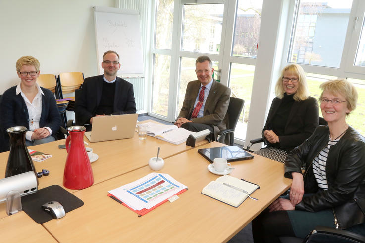 Bringen die Kooperation voran (v.li.): Monika Pape (Jade Hochschule: Projektleitung „Coaching für Lehrende“), Dr. Ivo van den Berk (Hochschule Emden/Leer: Hochschuldidaktiker), Prof. Dr. Carsten Wilken (Hochschule Emden/Leer: Vizepräsident Studium und Lehre und Internationales), Prof. Dr. Andrea Czepek (Jade Hochschule: Vizepräsidentin Studium und Lehre) und Christiane Stückemann (Jade Hochschule: Projektkoordination Studium und Lehre). <span>Foto: Piet Meyer/Jade HS</span>