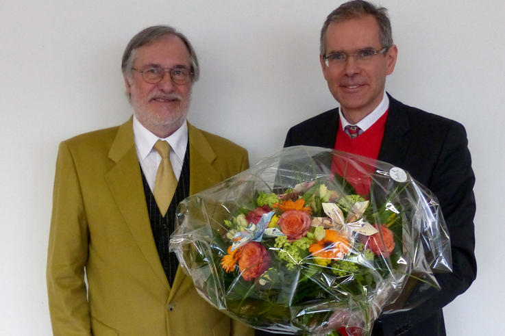 Prof. Dr. Gerd Hilligweg (re.), Dekan des Fachbereichs Wirtschaft, verabschiedete Prof. Dr. Klaus Amann in den Ruhestand.<span>Foto: Jörg Brunßen/Jade HS</span>