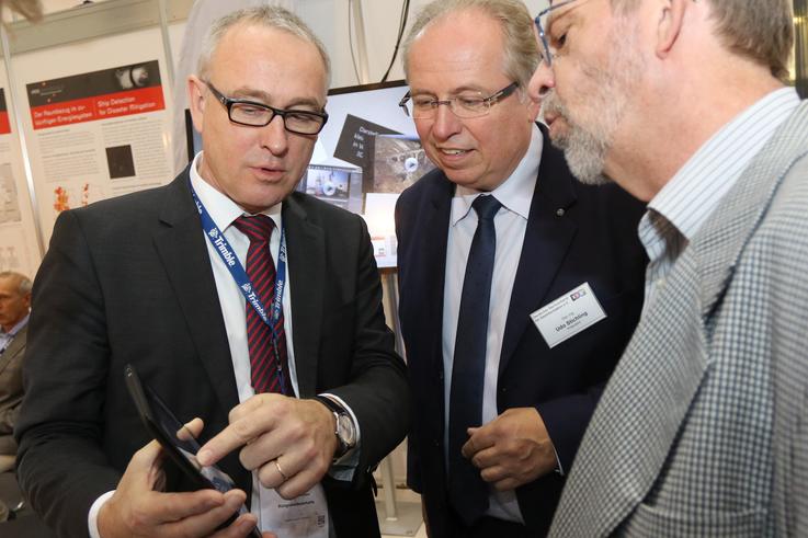 Prof. Dr. Manfred Weisensee, Präsident der Jade Hochschule, besuchte den Messestand und zeigte Interessierten, wie eine schnelle 3D-Erfassung mit einem Google-Tango-Tablet funktioniert. <span>Foto: Piet Meyer</span>