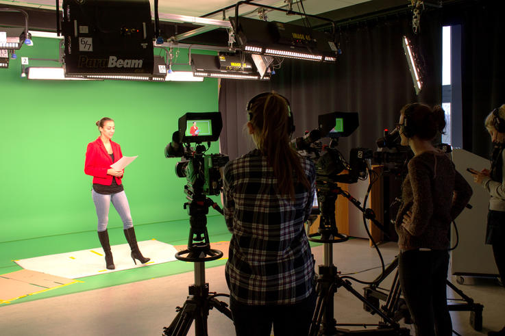 Studierende produzieren ihre Sendung im Studio der Jade Hochschule.