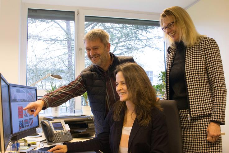 Prof. Dr. Andrea Czepek (re.), Vizepräsidentin für Studium und Lehre, dankte Hans-Jürgen Immerthal (li.) für den engagierten Einsatz. Künftig ist Bianca Rieskamp (vorne) für die Z-Prüfung zuständig. <span>Foto: Gaby Pfeiffer/Jade HS</span>