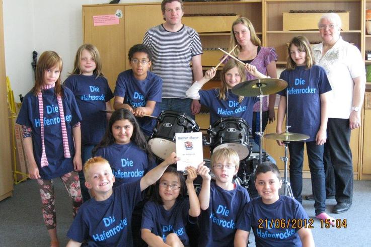 Probe der "Hafenrocker" im Musikraum der Hafenschule: die jungen Musiker, Musiklehrerin Frau Wieder, der Musikalische Leiter der Hafenrocker Herr Lübke und eine Betreuerin.