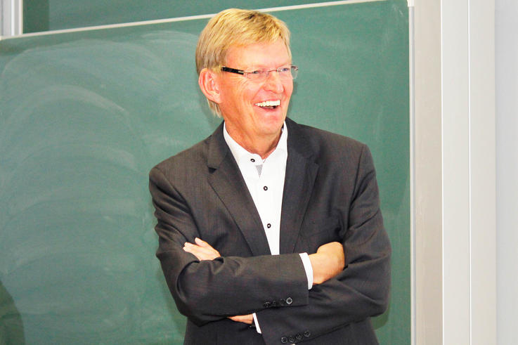 Michael Konken, Bundesvorsitzender des Deutschen Journalisten-Verbandes, nahm sich viel Zeit, auf alle Fragen einzugehen – und auch den Studierenden ein bisschen Mut zu machen. <span>Foto: Geert Oeser</span>