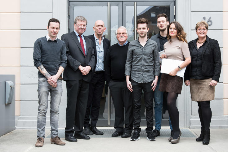 Jan Bünemann BA, Prof. Dipl.-Ing. Karlheinz Tripler, Dekan Dr.-Ing. Lutz Beckmann, Dipl.-Ing. Hajo Flemming (Architektenkammer), Tobias Petzold MA, Alexander Grelle BA, Rosa Krieg BA, Dipl.-Ing. Anette Lang (BDB).<span>Foto: Andreas Rothaus</span>