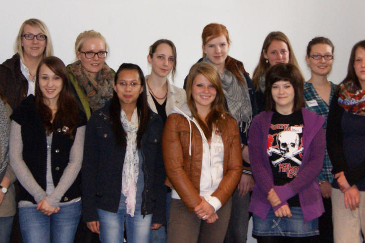 Unterstützung bei der Studienwahl: 15 junge Frauen probierten für drei Tage ein Studium an der Jade Hochschule. Hier mit den Organisatorinnen Manuela Hapek (2.v.li.), Gleichstellungsbeuaftragte, und Brigitte Kühn (3.v.li), Mitarbeiterin in der Gleichstellungsstelle.
