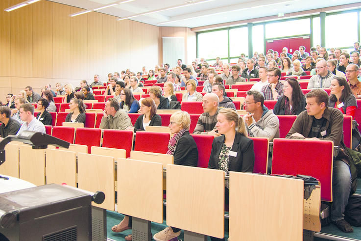 Nach dem ersten Kennenlernen erhielten die Studierenden Einblicke in ihr webbasiertes Lernmanagementsystem Moodle und wurden in die Abläufe ihres Online-Studiums eingewiesen.