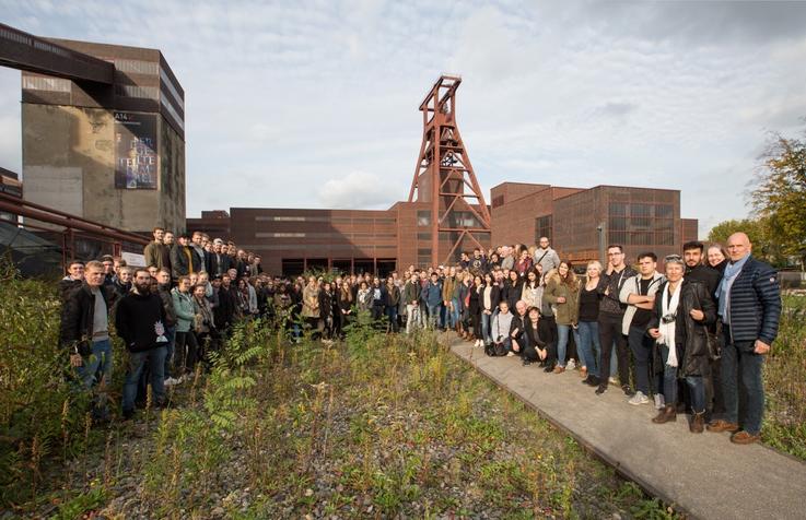 Die Architektur-Studierenden vor der Zeche Zollverein in Essen.