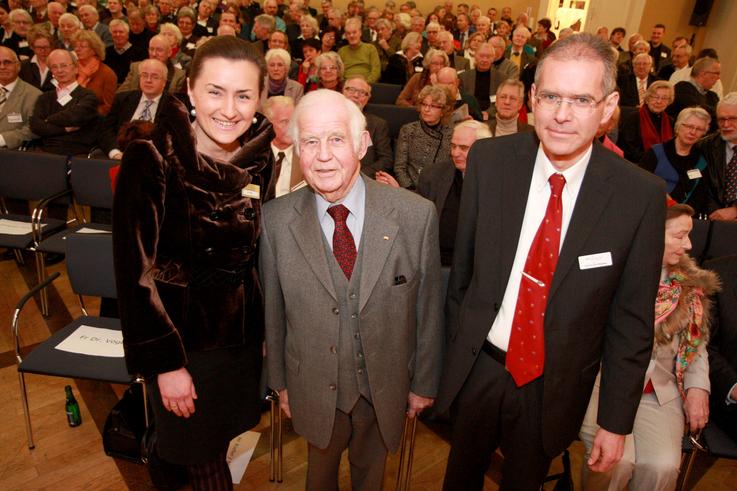 Bildungsforums der Konrad-Adenauer Stiftung in Oldenburg Karolina Vöge (links) und der Dekan des Fachbereichs Wirtschaft Prof. Dr. Gerd Hilligweg (rechts) freuten sich mit den 300 Zuhörerinnen und Zuhörern über den Ehrengast Prof. Dr. Kurt Biedenkopf.