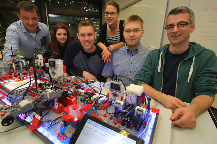 Das „papercube“- Team um Andreas Baumgart (v.l.): Delia Janßen, Henning Kranz, Samira Ostendorf, Fabrice Weinberg, Jens Sterk. <span>Foto: Piet Meyer/Jade HS</span>