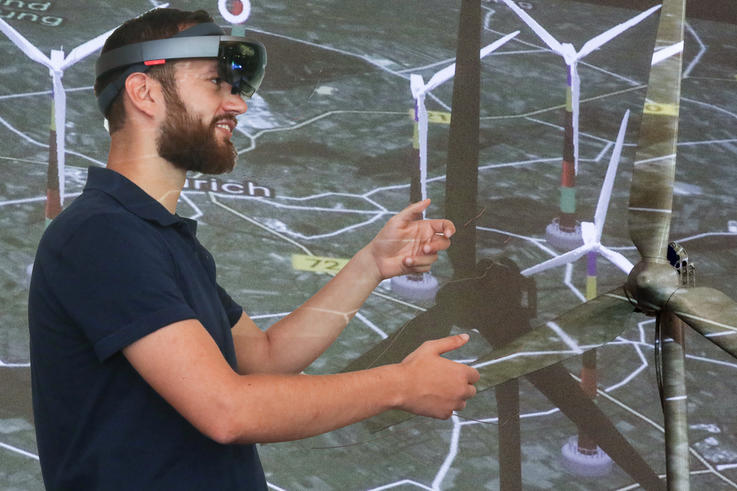 Um Produktionsprozesse in einem Windenergiepark zu steuern ist nicht mehr viel nötig: Die Brille, die sogenannte „HoloLens“, reicht aus. Die Steuerung erfolgt nur über die Hände des Nutzers.
