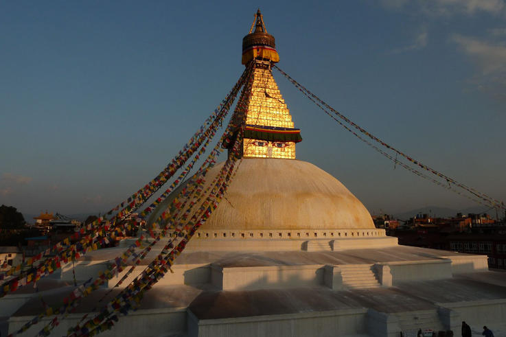 Die Gebethäuser und traditionellen Gebetsfahnen in Nepal sind Ausdruck buddhistischer und hinduistischer Religiosität. Foto: Jürgen Legler