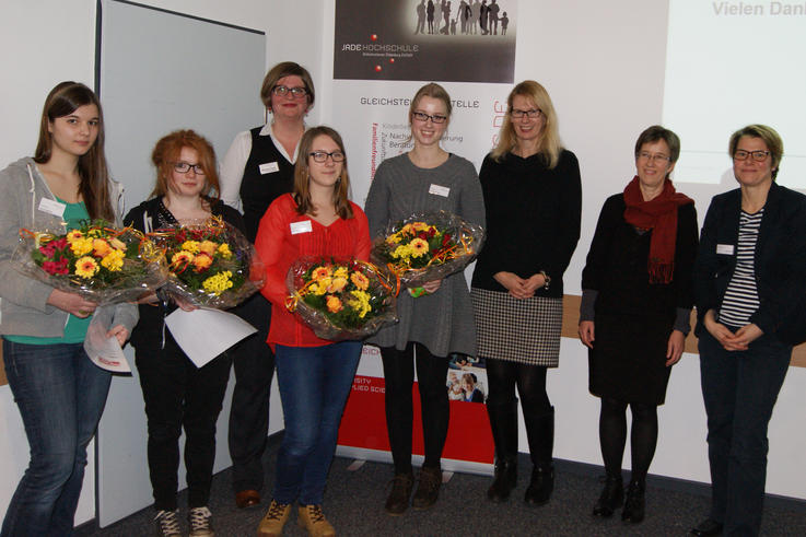 Erfolgreicher Abschluss des Niedersachsen-Technikums: Manuela Hapek (hinten), Gleichstellungsbeauftragte der Jade Hochschule, (v.l.) Anja Wiehl, Dr. Andrea Ruf, Prof. Dr. Czepek, Vizepräsidentin für Studium und Lehre, und den Technikantinnen.