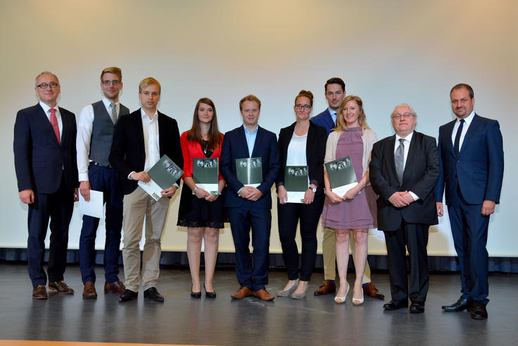 Die Bachelor-Absolvent_innen des Fachbereichs Architektur mit Prof. Dr. Clemens Schramm (2. Reihe, 2.v.re.) und Dekan Prof. Dr. Lutz Beckmann (2. Reihe, re.). <span>Foto: Andreas Rothaus/Jade HS</span>