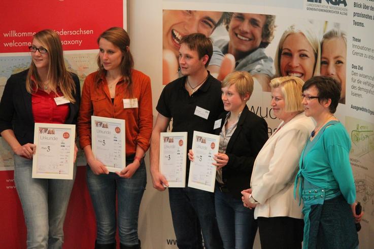 Den dritten Platz belegte das Team Watt Innovatives – Wattmobil 3.0 mit den Studierenden der Jade HS Beatrice Coldewey (1.v.l.) aus dem Studiengang Assistive Technologien und Theresa Wowczyk (3.v.r.). vom Studiengang Tourismuswirtschaft.<span>Foto: LINGA</span>