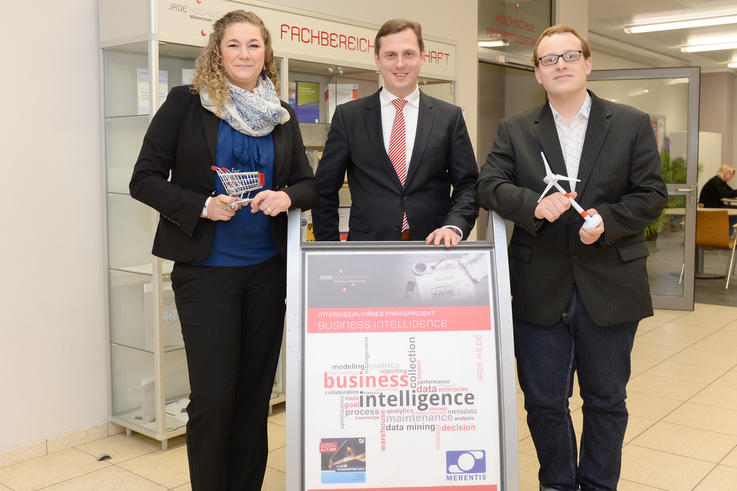 Schaffen Business Intelligence-Geschäftsprozesse für die Windkraft- und Lebensmittelbranche: Verwaltungsprofessor Jörg Hammermeister vom Fachbereich Wirtschaft (Mitte), Wirtschaftsstudentin Stefanie Hoffrogge und Wirtschaftsinformatikstudent Ralf Bläser. Foto: Christian Dieling