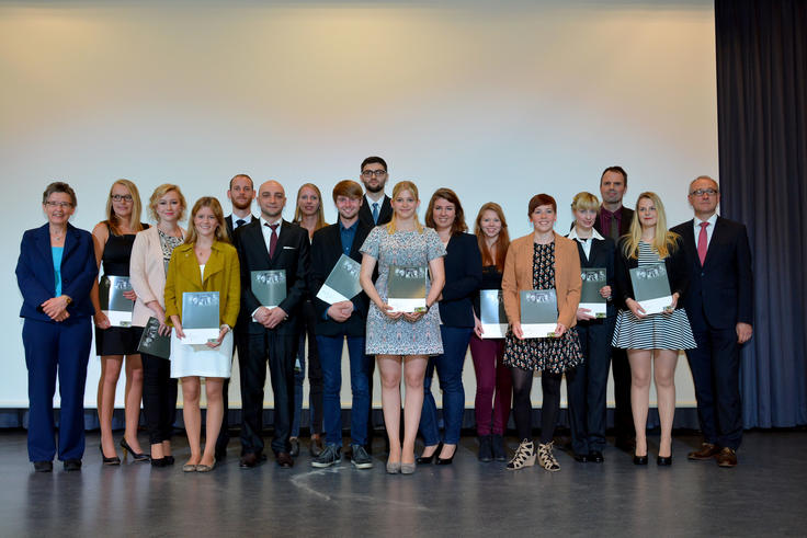 Die Absolvent_innnen des Fachbereichs Ingenieurwissenschaften mit Dekan Prof. Dr. Heiner Köster (li.), Studiendekanin Prof. Dr. Juliane Benra (2.v.re.) und Hochschulpräsident Prof. Dr. Manfred Weisensee (re.) <span>Foto: Axel Biewer</span>