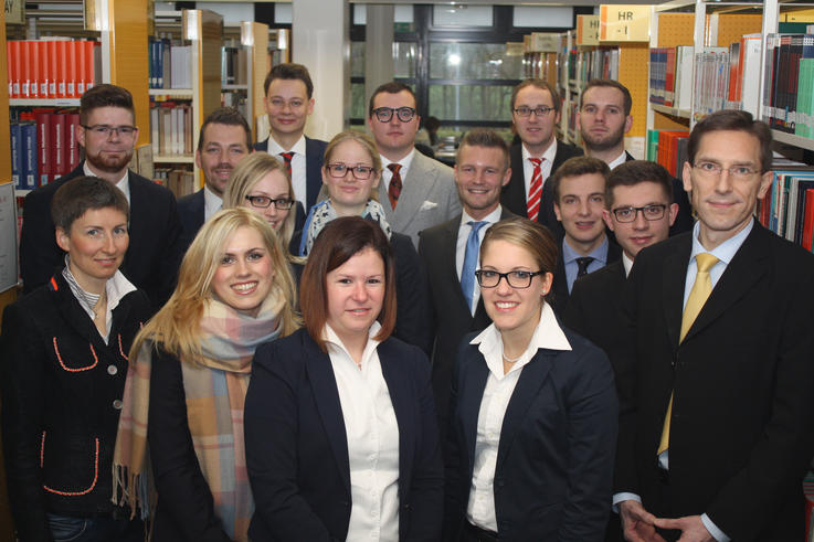 Die erfolgreichen Absolvent_innen mit den Studiengangsleitern Prof. Dr. Christiane Goodfellow (vorne links) und Prof. Dr. Stefan Janßen (vorne rechts).<span>Foto: Jade HS</span>