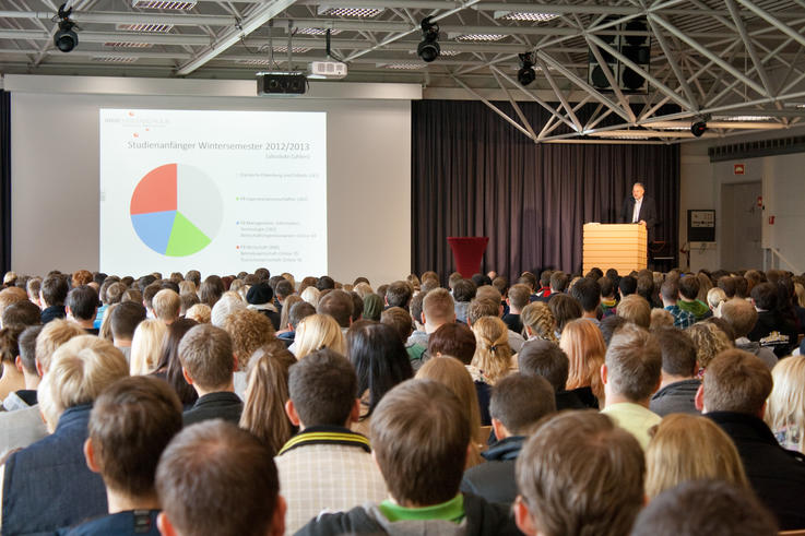 Am Studienort Wilhelmshaven begrüßte Prof. Dr. Uwe Weithöner, Vizepräsident der Jade Hochschule, die neuen Studierenden. Foto: Sonja Irouschek.