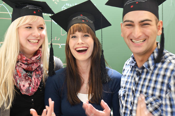 Die Absolvent_innen des Fachbereichs Management, Information, Technologie mit Dekanin Prof. Dr. Ulrike Schleier (li.), Studiendekan Prof. Dr. Christian Sachs (3.v.re.) und Hochschulpräsident Prof. Dr. Manfred Weisensee (re.). <span>Foto: Axel Biewer</span>