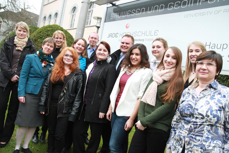 Dr. Larissa Krekeler, (1. v. r., Koordinatorin Universität Oldenburg), Dr. Andrea Czepek (3. v. l., Vizepräsidentin für Studium und Lehre), Dörte Schneider (5. v. l., Gleichstellungsbeauftragte) und Carla Schriever (7. v. l., Koordinatorin Jade Hochschule) freuen sich mit den Abiturientinnen und den Unternehmensvertreterinnen und Unternehmensvertretern über die erfolgreiche Teilnahme am Niedersachsen-Technikum.