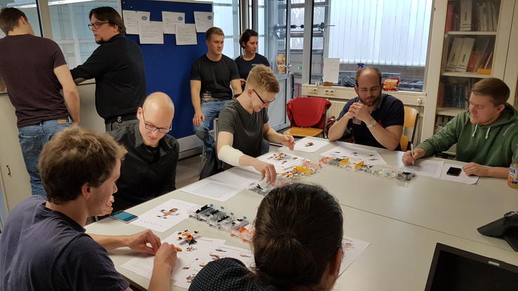 Studierende bei der Nachbildung einer Linienproduktion mit unterschiedlichen Steuerungsprinzipien. <span>Foto: Sven Gorny/Jade HS</span>