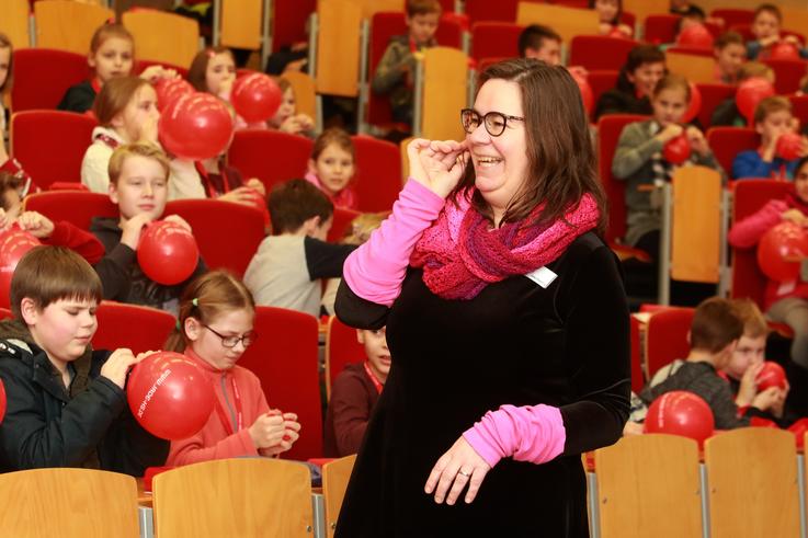 Imke Presting erklärte den Kindern alles Wissenswerte zur Strömungstechnik.