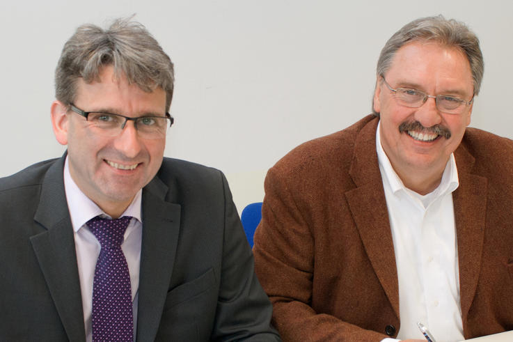 Vizepräsident Dr. Walter Kühme (re) und Dirk Moritz vom B.A.D. Zentrum Oldenburg. <span>Foto: Gaby Pfeiffer/Jade HS</span>